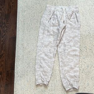 Athleta size 2 Cabo linen jogger. Excellent condition. Tan camo.